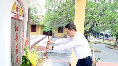 Il presidente del Comitato popolare della città di Da Nang, Nguyen Manh Hung, ha offerto incenso agli eroici martiri presso il cimitero dei martiri di Hoa Vang.