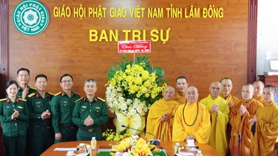 Le forze armate di Lam Dong porgono i loro auguri per la celebrazione del compleanno del Buddha.