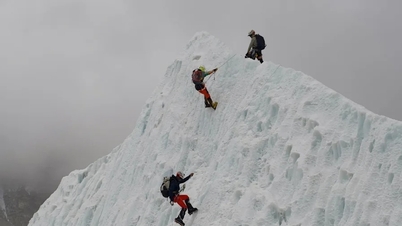 Un numero record di 274 persone ha scalato il Monte Everest in un solo giorno.