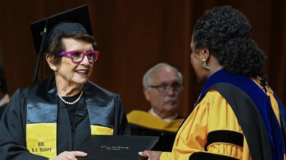 La leggenda del tennis Billie Jean King riceve la sua laurea all'età di 82 anni.