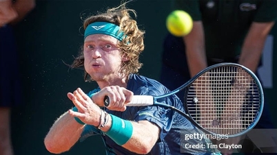Roland Garros 2026: Rublev e Shelton avanzano, Casper Ruud scampa alla sconfitta dopo un'avvincente partita di cinque set.