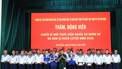 Il Consiglio del Servizio Militare di Ho Chi Minh City fa visita alle nuove reclute della Brigata 101.
