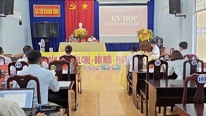 Prima sessione speciale del Consiglio popolare del comune di Tay Khanh Vinh, secondo mandato.