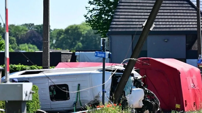 Un tren choca contra un autobús escolar en Bélgica, causando la muerte de 4 personas.