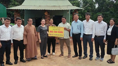 Il distretto di An Nhon Bac ha offerto molti doni significativi agli abitanti del villaggio di Ghe.