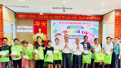L'Associazione provinciale di Gia Lai per il sostegno ai pazienti indigenti ha donato 200 regali ai piccoli pazienti.