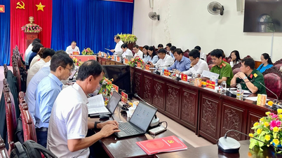 Chau Ngoc Tuan, vicesegretario del Comitato provinciale del Partito, collabora con il Comitato permanente del Comitato del Partito del distretto di Dien Hong.