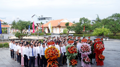 Deposizione di fiori e incenso in memoria del Presidente Ho Chi Minh e del Vice Studioso Nguyen Sinh Sac.