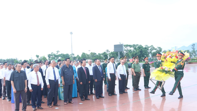 I leader della provincia di Gia Lai hanno deposto fiori e offerto incenso per commemorare il 136° anniversario della nascita del presidente Ho Chi Minh.