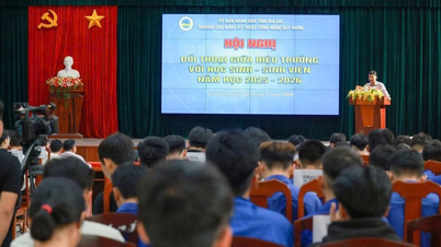I dirigenti del Quy Nhon College of Technology hanno avuto un dialogo con gli studenti.