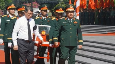Il Primo Ministro Le Minh Hung partecipa alla cerimonia commemorativa e di sepoltura dei resti dei soldati caduti.
