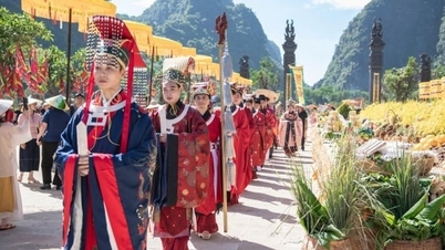 Portare i prodotti a valle, tra le tonalità dorate di Tam Coc, per rendere omaggio al Dio dell'Agricoltura.