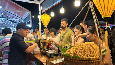 Inaugurazione in grande stile di un "banchetto" culinario in riva al mare nella regione di Quang Nam.