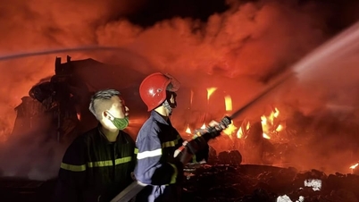I vigili del fuoco hanno lavorato instancabilmente tutta la notte per spegnere gli incendi nelle zone industriali.