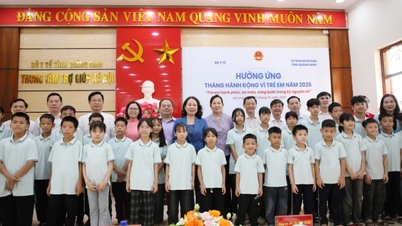 La vicepresidente Vo Thi Anh Xuan ha visitato il Centro provinciale di assistenza sociale e ha portato dei doni.