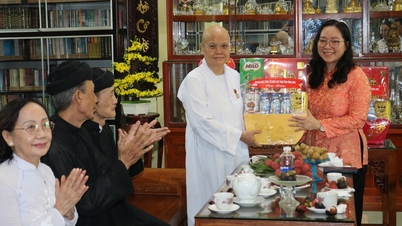 प्रांत की वियतनाम पितृभूमि मोर्चा समिति के प्रतिनिधिमंडल ने दौरा किया और बौद्ध पंचांग 2570 में बुद्ध जयंती समारोह के अवसर पर बधाई अर्पित की।