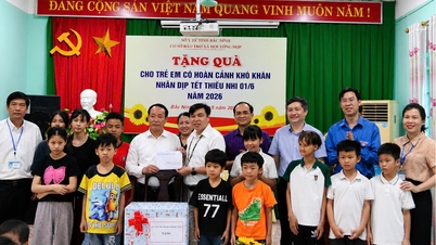 Bac Ninh: Visitar y entregar regalos a niños en circunstancias especiales.
