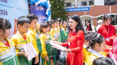 La scuola primaria Trung Vuong si distingue per la trasformazione digitale e per un'educazione gioiosa.