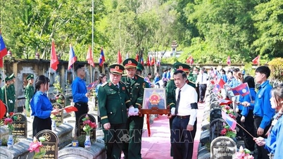 General Nguyen Trong Nghia deltok i minnestunden og begravelsen av levningene til vietnamesiske martyrer som døde i Laos.