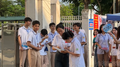 "Magliette Blu" a sostegno della stagione degli esami: diffondiamo lo spirito di condivisione nei centri d'esame di Lao Cai.