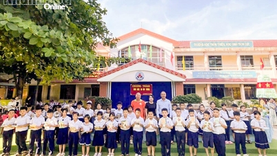 L'Associazione degli agricoltori del comune di Dien Khanh ha donato 13.000 quaderni e 5.200 penne agli studenti.
