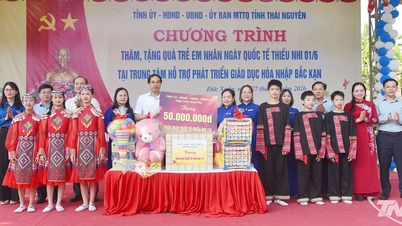 La compagna Trinh Xuan Truong consegna dei doni ai bambini del Centro Bac Kan per il sostegno allo sviluppo dell'istruzione inclusiva.