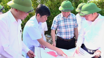 I leader della provincia di Thai Nguyen ispezionano lo stato di avanzamento dei lavori di bonifica del terreno per la seconda fase del Parco Industriale di Song Cong II.