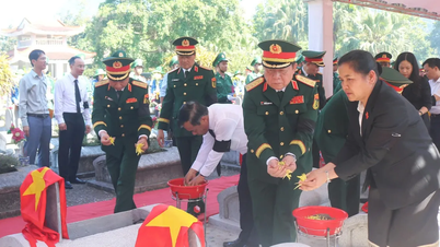Il generale Nguyen Trong Nghia ha partecipato alla cerimonia commemorativa e alla sepoltura dei resti dei soldati caduti a Thanh Hoa.
