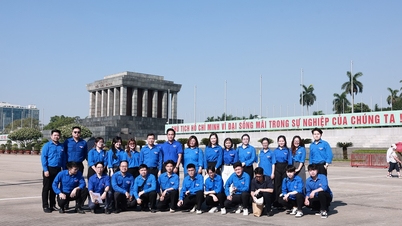 I giovani di Vietnam Post studiano e seguono l'ideologia, l'etica e lo stile di Ho Chi Minh.