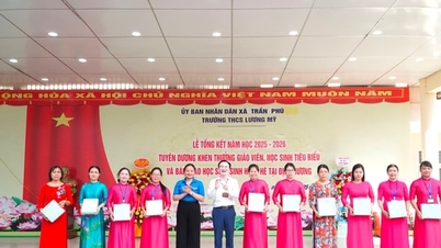 La scuola secondaria Luong My premia gli insegnanti e gli studenti più meritevoli dell'anno scolastico 2025-2026.