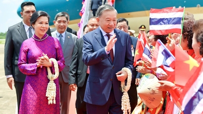 Generalsekreterare och president To Lam besökte Ho Chi Minh-minnesplatsen omedelbart efter ankomsten till Thailand.