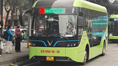 Hanoj: Autobusy a tramvaje jsou připraveny sloužit studentům během zkouškového období.