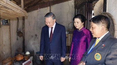 Il Segretario Generale e Presidente To Lam e sua moglie visitano il Memoriale di Ho Chi Minh a Udon Thani.