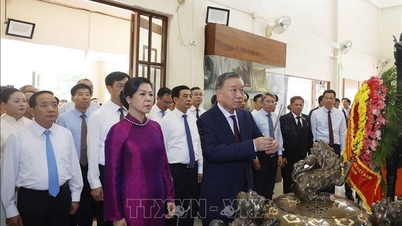 Algemeen secretaris en president To Lam biedt wierook aan ter nagedachtenis aan president Ho Chi Minh in Thailand.