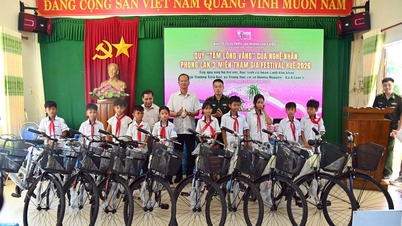 Tặng 62 xe đạp cho học sinh khu vực biên giới