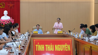 Die stellvertretende Ministerin Nguyen Thi Quyen Thanh inspiziert die Vorbereitungen für die Abiturprüfung in Thai Nguyen.