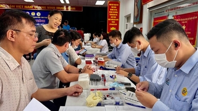 Nel quartiere di Hai Ba Trung, oltre 100 lavoratori hanno ricevuto controlli medici gratuiti.