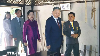 El Secretario General, el Presidente y su esposa visitan el Monumento a Ho Chi Minh en Udon Thani.