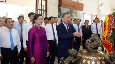 El secretario general y presidente To Lam ofrece incienso en memoria del presidente Ho Chi Minh en Tailandia.