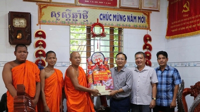 Nestlederen for An Giang provinsielle politi besøkte tempelet og gratulerte i anledning Buddhas fødselsdagsfeiring i 2026.