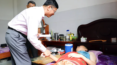 ການນຳຂອງພະແນກພາຍໃນນະຄອນເກິ່ນເທີ ຢ້ຽມຢາມພະນັກງານທີ່ໄດ້ຮັບບາດເຈັບຈາກອຸບັດຕິເຫດແຮງງານ.