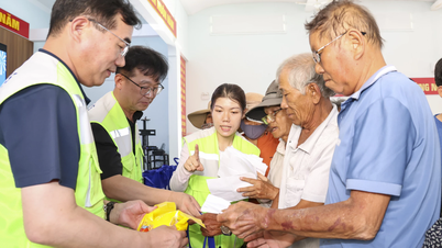 Im Stadtteil Dong Ninh Hoa wurden 240 Geschenkpakete an ältere Menschen sowie arme und von Armut bedrohte Haushalte verteilt.
