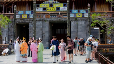 Da in Hue während der Feiertage fast 700.000 Besucher erwartet werden, wird eine Hotline zur Unterstützung der Touristen eingerichtet.