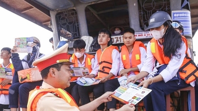Gli agenti della polizia stradale forniscono agli studenti della comunità insulare di Minh Chau informazioni e corsi di formazione sulla prevenzione degli annegamenti.