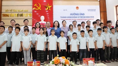 La vicepresidente Vo Thi Anh Xuan ha visitato la provincia di Quang Ninh e ha portato dei doni.