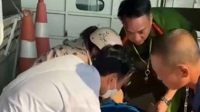 La polizia del comune di Viet Hong ha prontamente soccorso le persone in difficoltà.