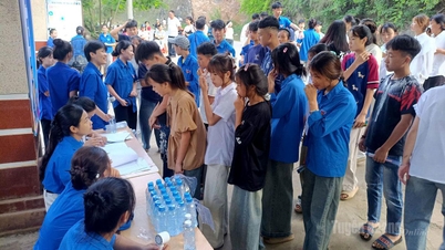 Nearly 2,000 youth union members and young people simultaneously launched the "Supporting Students During Exams" campaign for the 10th grade entrance exam.
