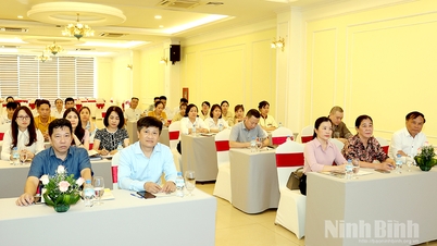 Cerimonia di apertura del corso di formazione di base in gestione alberghiera per il personale dell'Hoang Son Peace Hotel.