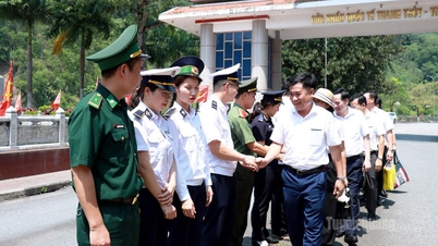 Une délégation du Département de l'Industrie et du Commerce de la province de Tuyen Quang a visité et travaillé dans le district de Van Son.