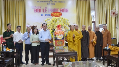 Para pemimpin kota Dong Nai berkunjung dan menyampaikan ucapan selamat dalam rangka perayaan Hari Lahir Buddha tahun 2026.